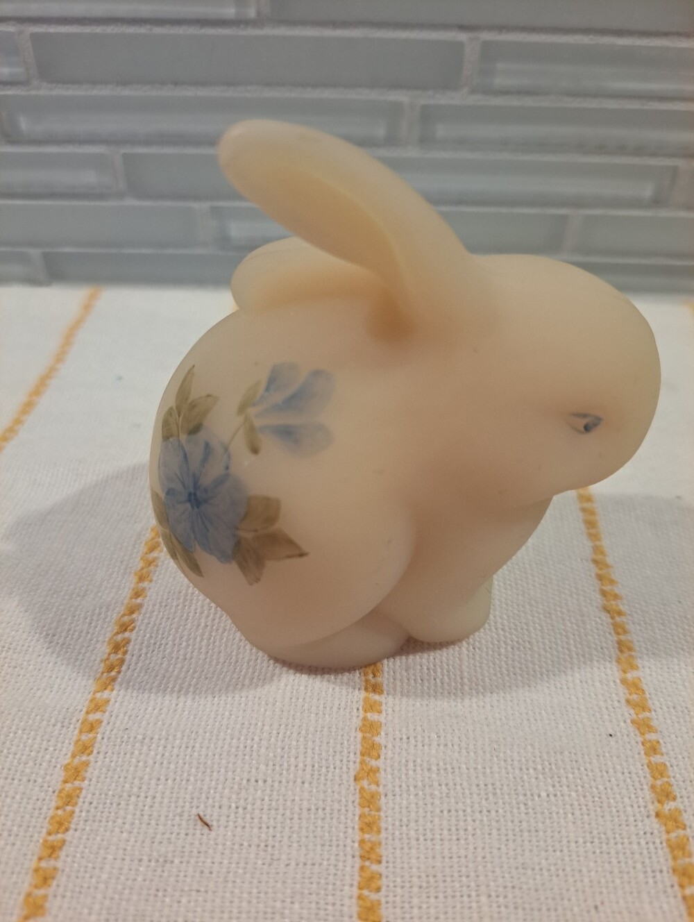 Vtg Fenton Custard Glass Bunny Hand Painted Rabbit L. Clevenger - Picture 4 of 9